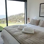 Contemporary With Sea View In 別荘 イエール